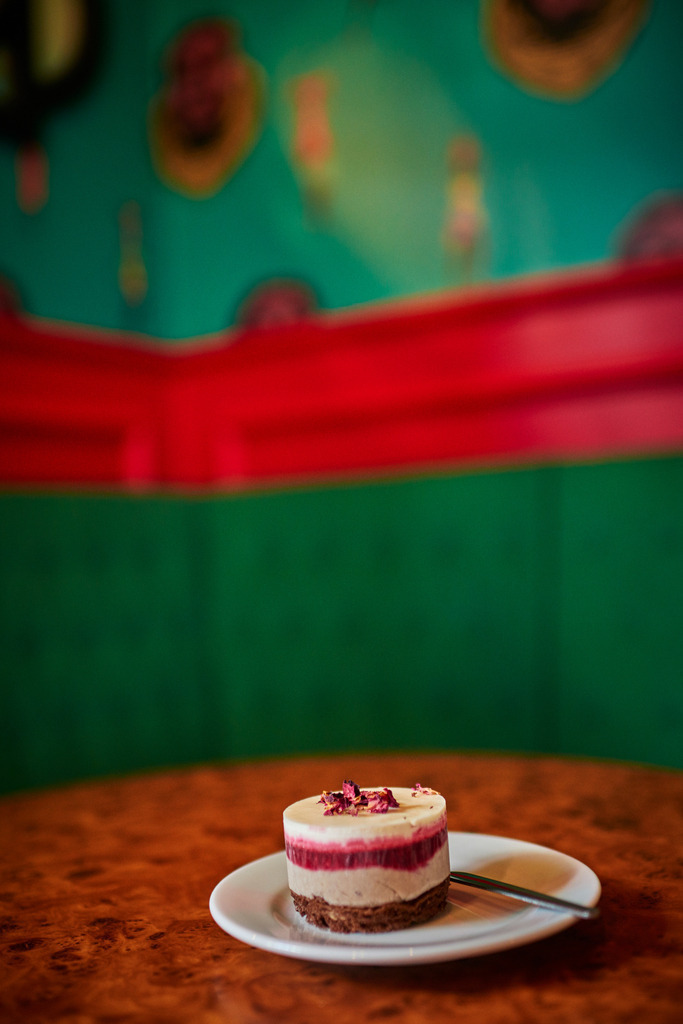 Cafe Frei | Wien, Austria - November 27, 2017: Cafe Frei; Kastanien Papille mit Rosenblütenblättern und Sauerkirschpüree. - Realisiert mit Pictrs.com