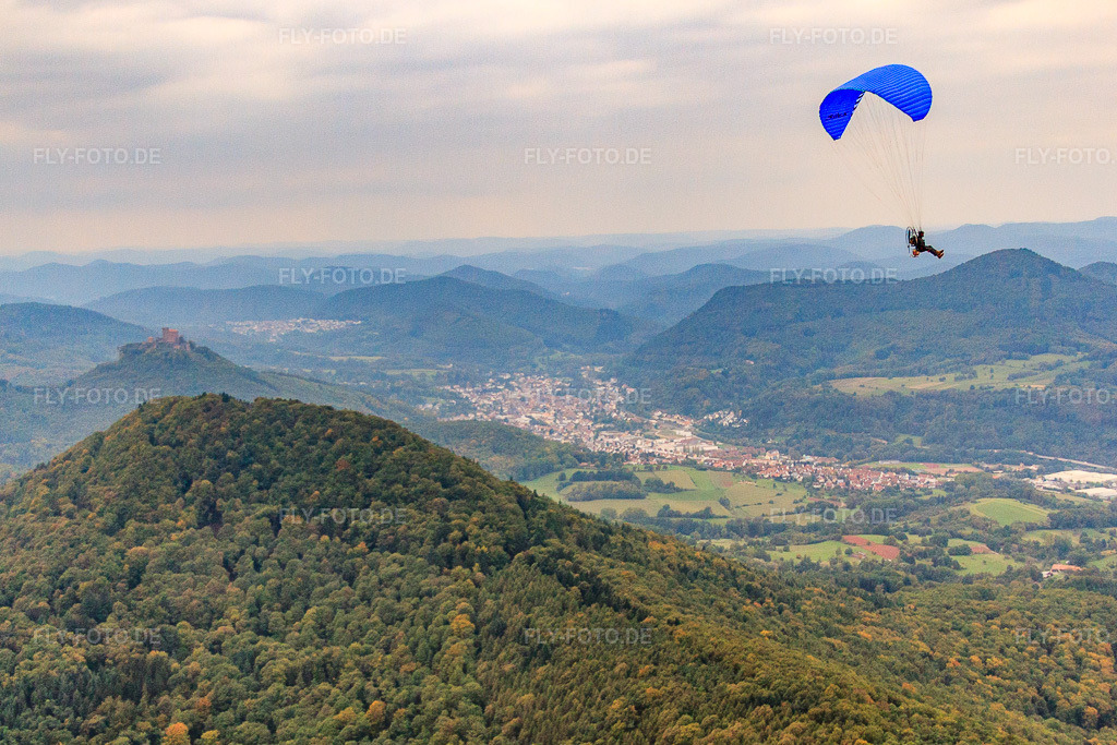 Luftbild: Gleitschirm überm Queichtal aus Osten in Annweiler am Trifels im Bundesland Rheinland-Pfalz in Deutschland. Foto: IMG_60008.jpg vom 08.10.2013 durch Werner Riehm/FLY-FOTO.deAuflösung des Originals: 4294 x 2863 px