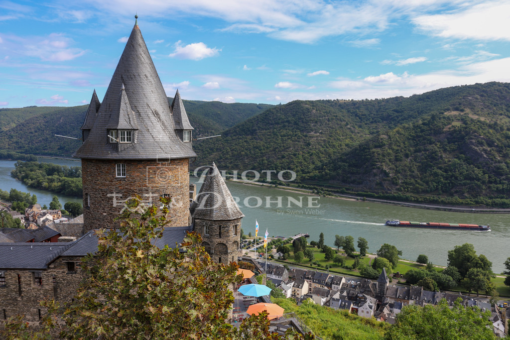 Bacharach-0567 | Die Burg Stahleck beherbergt eine der schönsten Deutschen Jugendherbergen. Bacharach ist bekannt für seine Fachwerkhäuser und den Weibau. - Realisiert mit Pictrs.com