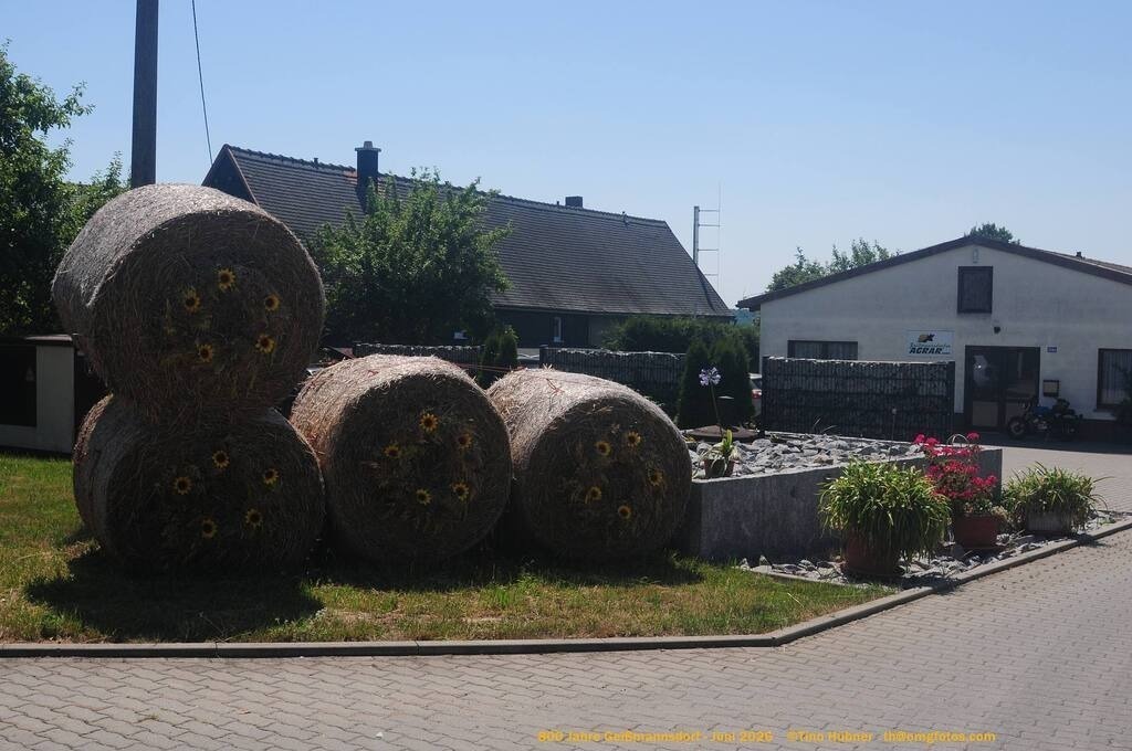 Geißmannsdorf-2026-Ortsbilder-262 | Geißmannsdorf bei Bischofswerda im Sommer 2026. Ein fotografischer Streifzug durch das Dorf Geißmannsdorf, mit Gebäuden, Straßen, Strohpuppen und geschmückten Vorgärten und Grundstücken anlässlich der 800-Jahr-Feier von Geißmannsdorf im Juni 2026 - Realisiert mit Pictrs.com