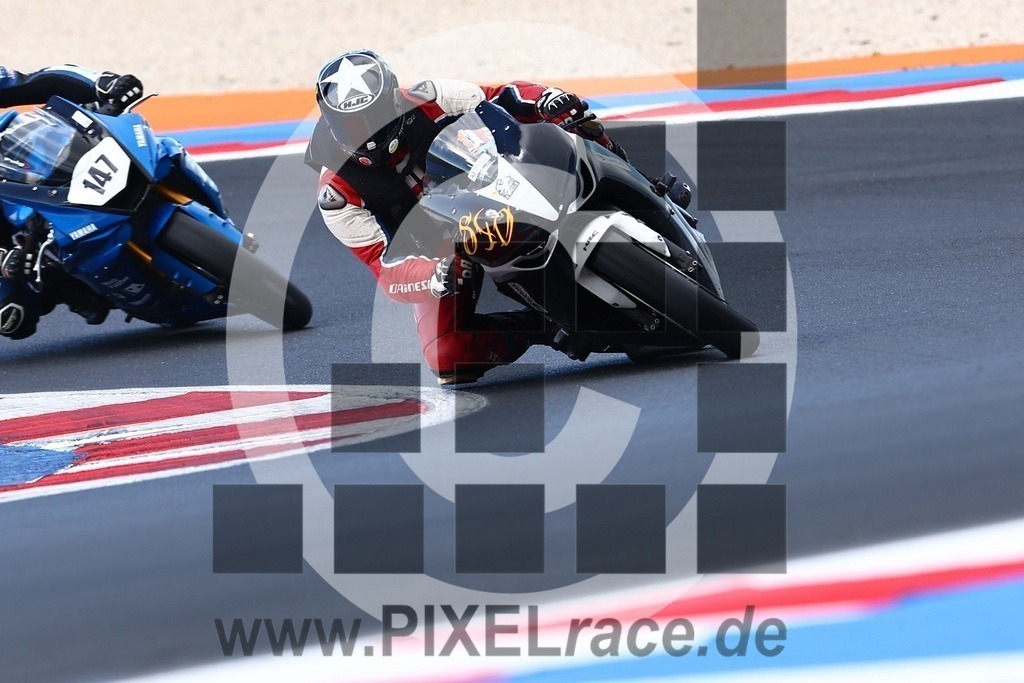 0840-20240927_01085 | Schöne Erinnerungen an spannende Momente - das festzuhalten ist unser Job. PIXELrace.de ist seit 2003 auf den Rennstrecken Europas unterwegs um die Action draußen beim Fahren und die wunderbare Stimmung imm Fahrerlager für euch einzufangen.