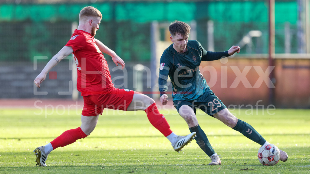 Fussball, Regionalliga Nord, SV Werder Bremen II - HSC Hannover | v.li.: Lasse von Boetticher (HSC Hannover, 28) und Paul Levi Wagner (SV Werder Bremen II, 29) im Zweikampf, Duell, Dynamik, Aktion, Action, Spielszene