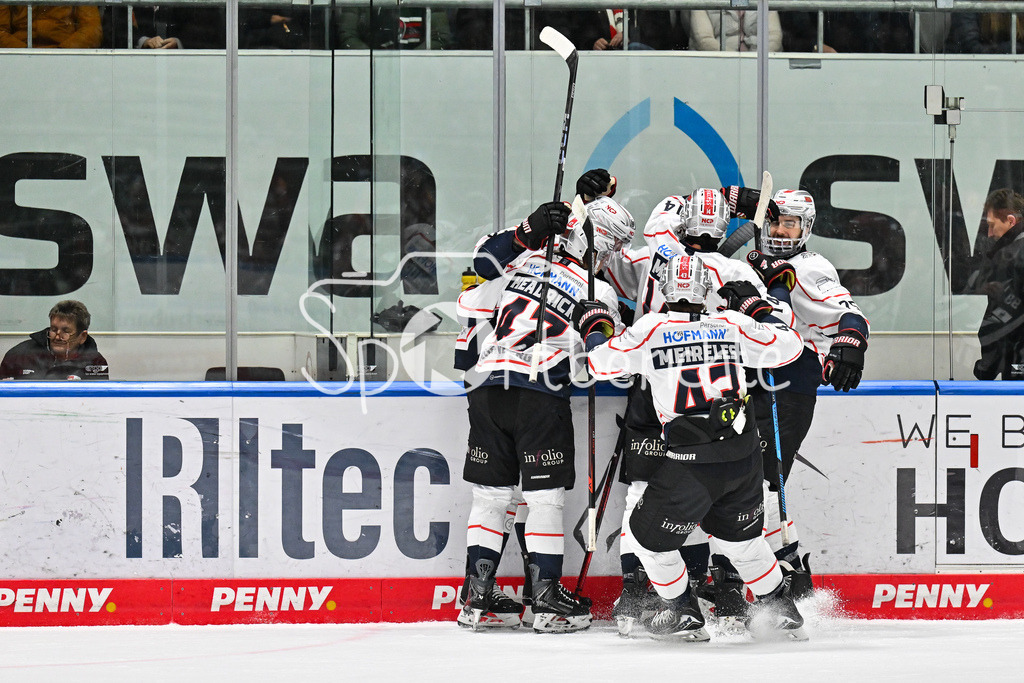 Augsburger Panther - Nürnberg Ice Tigers | AUGSBURG, GERMANY - 23. DECEMBER: Jubel der Gäste nach dem 2-3 Siegtreffer in der Overtime durch Brett MURRAY (Nürnberg Ice Tigers 81) / Tor / Torschuetze / Freude / Happy während dem Match zwischen den Augsburger Panthern und den Nürnberg Ice Tigers am 31. Spieltag der Penny DEL im Curt Frenzel Stadion