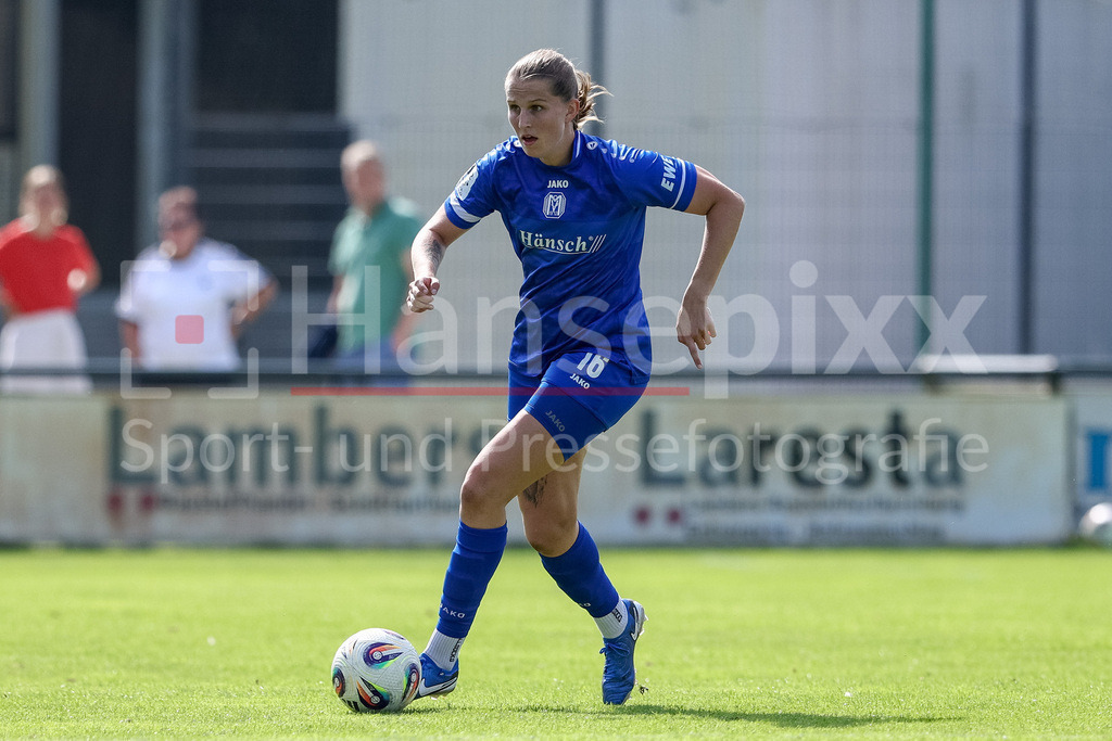 Fussball, Testspiel Frauen, SV Meppen - DSC Arminia Bielefeld | Lara Hohm (SV Meppen, 16) am Ball, Freisteller, Einzelbild, Ganzkörper, Aktion, Action, Spielszene