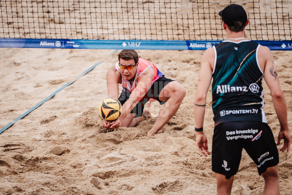Beachvolleyball | Männer | Allianz German Beach Tour 2025 | Tourstop Hamburg | 01.06.2025 | Jonas Kaminski spielt den Ball