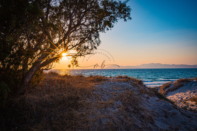 Strand auf der Insel Kos bei Sonnenuntergang | Strand auf der Insel Kos in der Nähe der Stadt Mastichari im Sommer bei Sonnenuntergang, Mastichari, Kos, Griechenland - Realisiert mit Pictrs.com