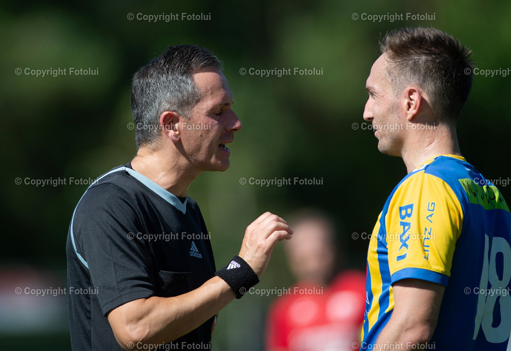 A_LUI120823_29 | SPORT,FUSSBALL,LL. OST ASKOE OEDT 1B-ASKOE DONAU LINZ 12.08.2023 IM BILD: KAI LANG  (OEDT SCHIEDSRICHTER DANIEL ROBERT IM GESPRAECH MIT LUKAS KRAGL (DONAU LINZ) FOTO:FOTOLUI