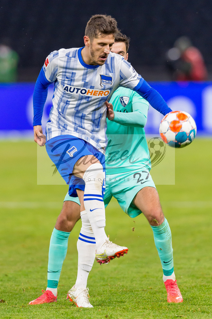 HERBOC20220204_251 | Fussball, Herren: Stevan Jovetic (Hertha BSC) und Milos Pantovic (VfL Bochum) im Zweikampf bei dem Spiel der 1. Bundesliga zwischen Hertha BSC und VfL Bochum im Olypiastadion am 04.02.2022 in Berlin, Deutschland.DFB / DFL REGULATIONS PROHIBIT ANY USE OF PHOTOGRAPHS AS IMAGE SEQUENCES AND/OR QUASI-VIDEO. - Realisiert mit Pictrs.com