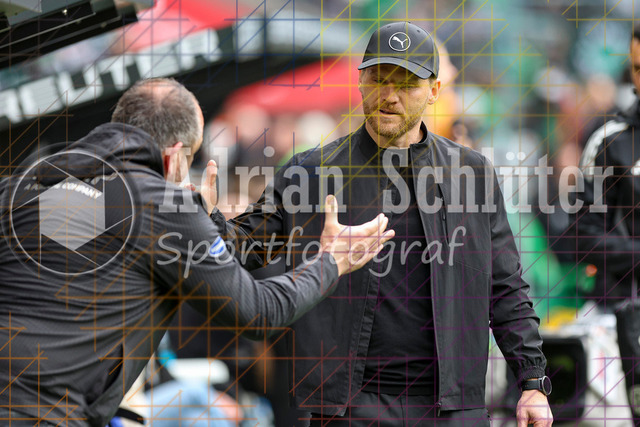 04.04.2026, GER, Fussball, Herren, 1. BL, Saison 2025/2026, Borussia Mönchengladbach - 1. FC Heidenheim | Trainer Frank Schmidt (Heidenheim) und Trainer Eugen Polanski (Borussia Mönchengladbach) geben sich die Hand, shake hands
