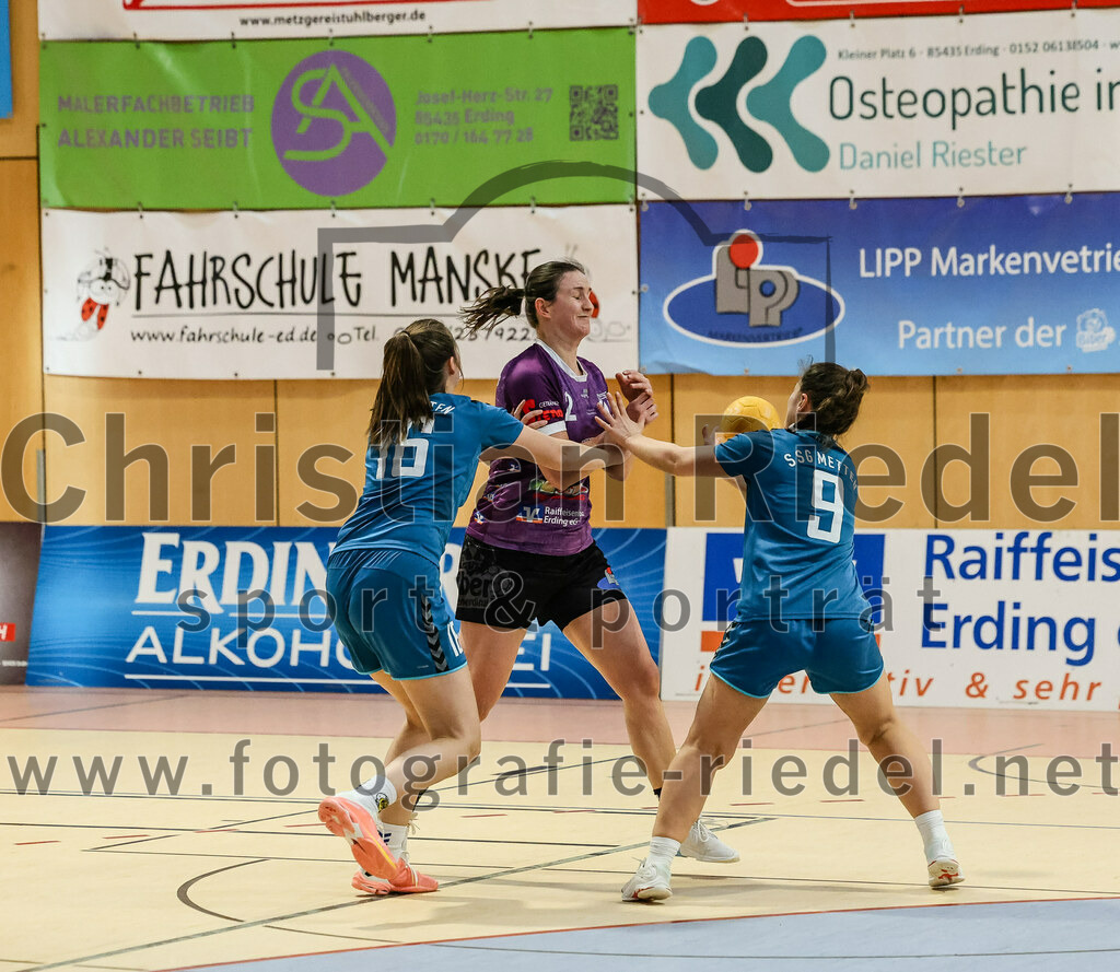 2024-02-24_015_SpVgg_Altenerding_gegen_SSG_Metten_Frauen | Erding, Deutschland, 24.02.2024:
Handball, Bezirksoberliga Frauen Altbayern 2023 / 2024, 15. Spieltag, SpVgg Altenerding gegen SSG Metten, Endergebnis: 32:28

Nina Bernhard (SSG Metten, #16), Janina Konrad (SpVgg Altenerding, #2), Kaltrina Zegiri (SSG Metten, #9)

Foto: Christian Riedel / fotografie-riedel.net