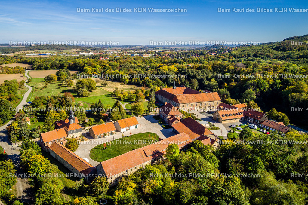 Kloster Michaelstein Blankenburg-0007 | Luftbild des Klosters Michaelstein bei Blankenburg im Landkreis Harz in Sachsen-Anhalt. Die historische Klosteranlage liegt in einem idyllischen Tal am Rand des Harzes und ist von einer abwechslungsreichen Landschaft umgeben. - Realisiert mit Pictrs.com