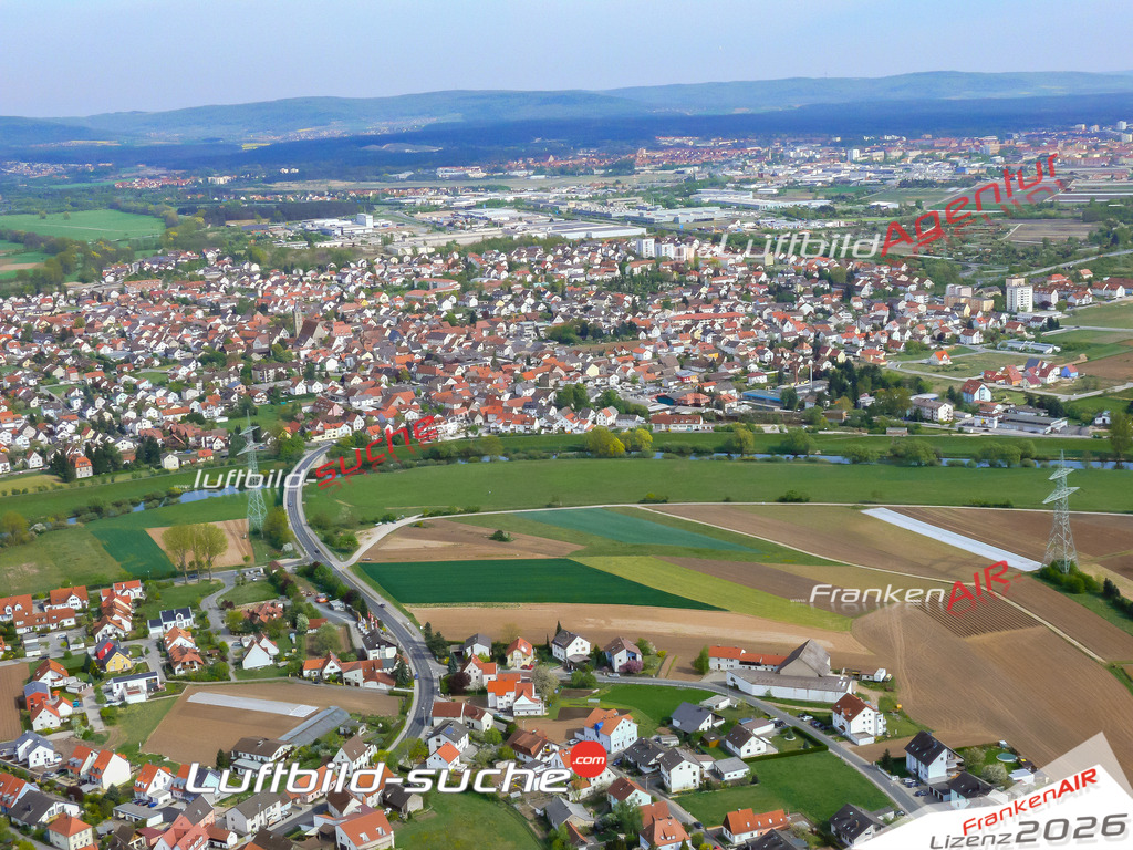 Die Luftaufnahme der Stadt Hallstadt wurde vom UL-Flugzeug heraus erstellt ( keine Drohne )- hohe Auflösung für beste Qualität