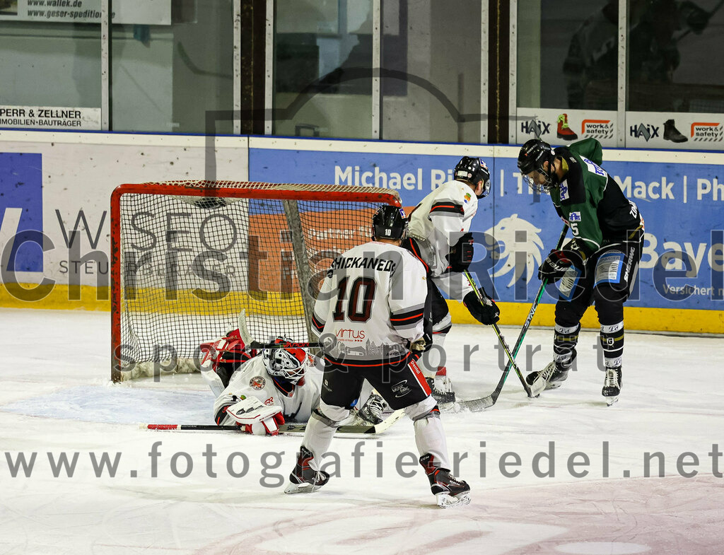 2022-09-30_001_TSV_Erding_gegen_EV_Dingolfing | Erding, Deutschland, 30.09.2022:
Eishockey, Bayernliga 2022 / 2023, Testspiel, TSV Erding gegen EV Dingolfing, Endergebnis: 3:4

Torwart Dennis Jedrus (EV Dingolfing, #1), Daniel Schickaneder (EV Dingolfing, #10), Florian Zimmermann (Erding Gladiators, #5)

Foto: Christian Riedel / fotografie-riedel.net