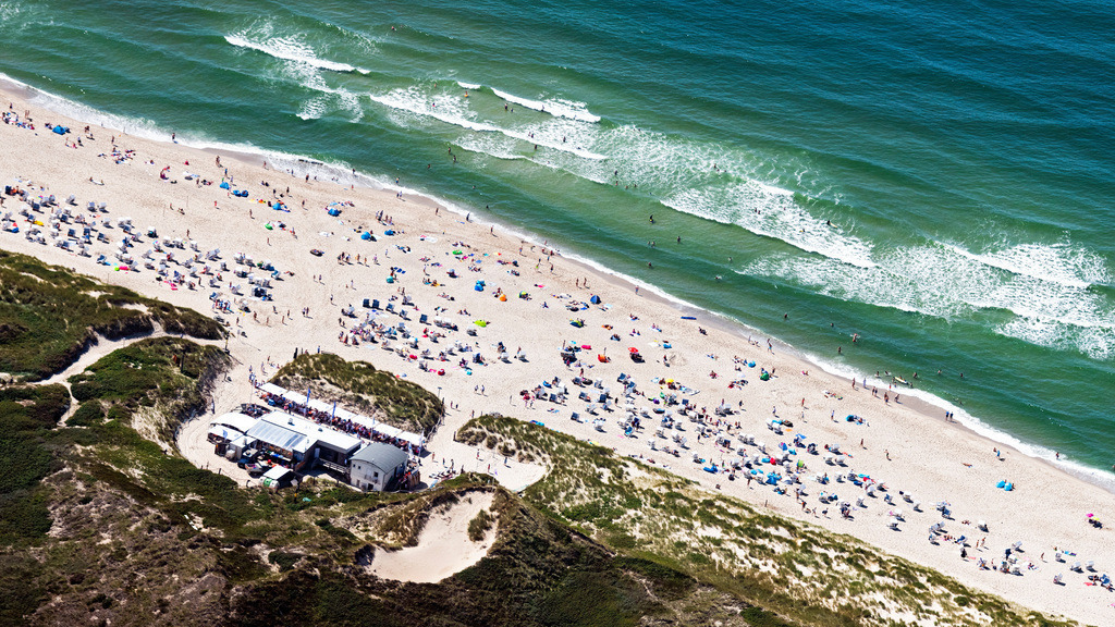 dr__0039355.jpg | KAMPEN (SYLT) 23.07.2019 Sandstrand- Landschaft entlang des Küsten- Verlaufes mit Strandkörben und Badegästen und der Gastronomie "Buhne 16" in Kampen (Sylt) im Bundesland Schleswig-Holstein, Deutschland. // Beach landscape along the with Strandkoerben and Badegaesten in Kampen (Sylt) in the state Schleswig-Holstein, Germany. Foto: Daniel Reiter