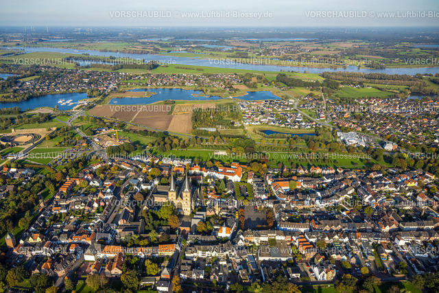 Xanten241014078 | Luftbild, Altstadt Ansicht mit kath. Kirche St. Viktor, auch Xantener Dom, Ostwall Park, kath. Marienschule, hinten Prekkesee mit Ortsteil Lüttingen und Fluss Rhein, Fernsicht, Niederbruch, Xanten, Niederrhein, Nordrhein-Westfalen, Deutschland