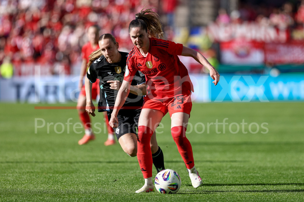 Fussball, DFB-Pokal Finale Frauen, FC Bayern München - SV Werder Bremen | Sarah Zadrazil (FC Bayern München, 25) am Ball, Einzelbild, Ganzkörper, Aktion, Action, Spielszene, DIE DFB-RICHTLINIEN UNTERSAGEN JEGLICHE NUTZUNG VON FOTOS ALS SEQUENZBILDER UND/ODER VIDEOÄHNLICHE FOTOSTRECKEN. DFB REGULATIONS PROHIBIT ANY USE OF PHOTOGRAPHS AS IMAGE SEQUENCES AND/OR QUASI-VIDEO.