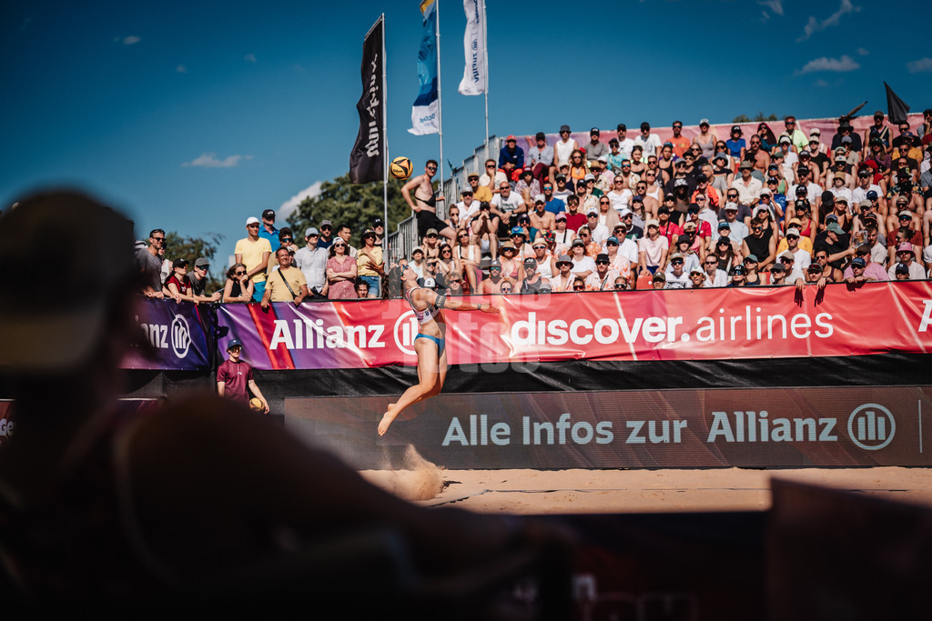 Beachvolleyball | Frauen | Allianz German Beach Tour 2025 | Tourstop München | 13.07.2025 | Anna-Lena Grüne beim Aufschlag
