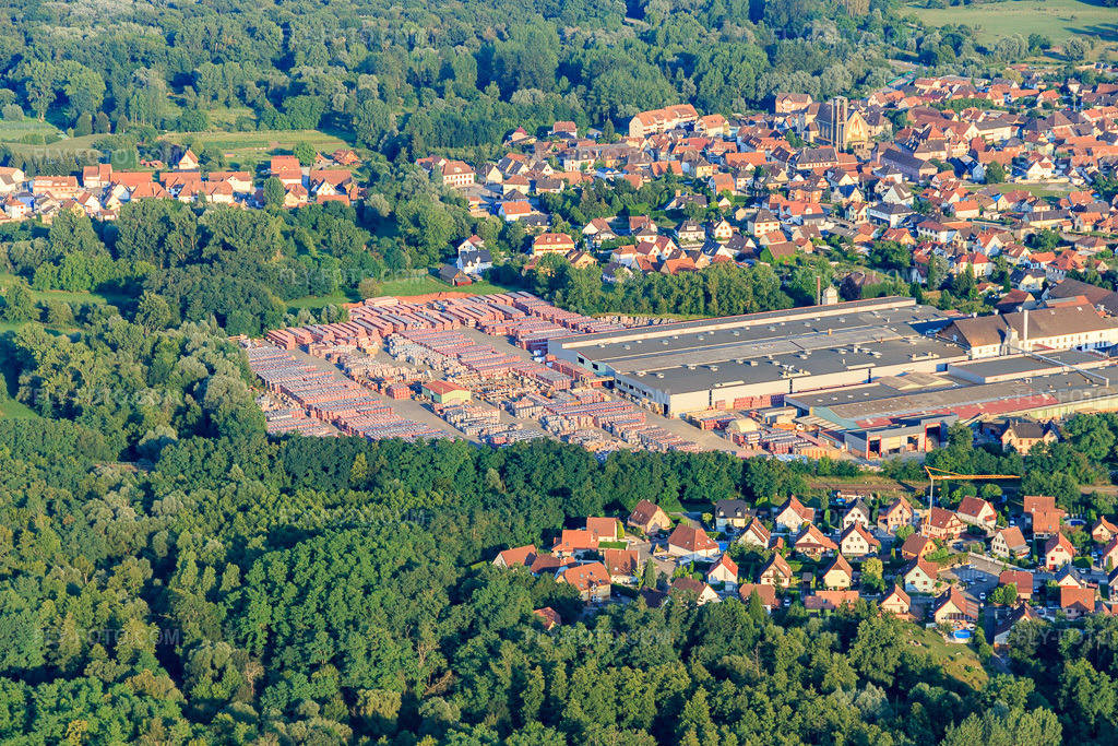 Aerial view: Wienerberger Seltz, KORAMIC in Seltz in the state Bas-Rhin, France. – Photo: IMG_109152.jpg taken on 07/25/2018 by Werner Riehm/FLY-FOTO.com – Resolution of the original: 5472 x 3648 px