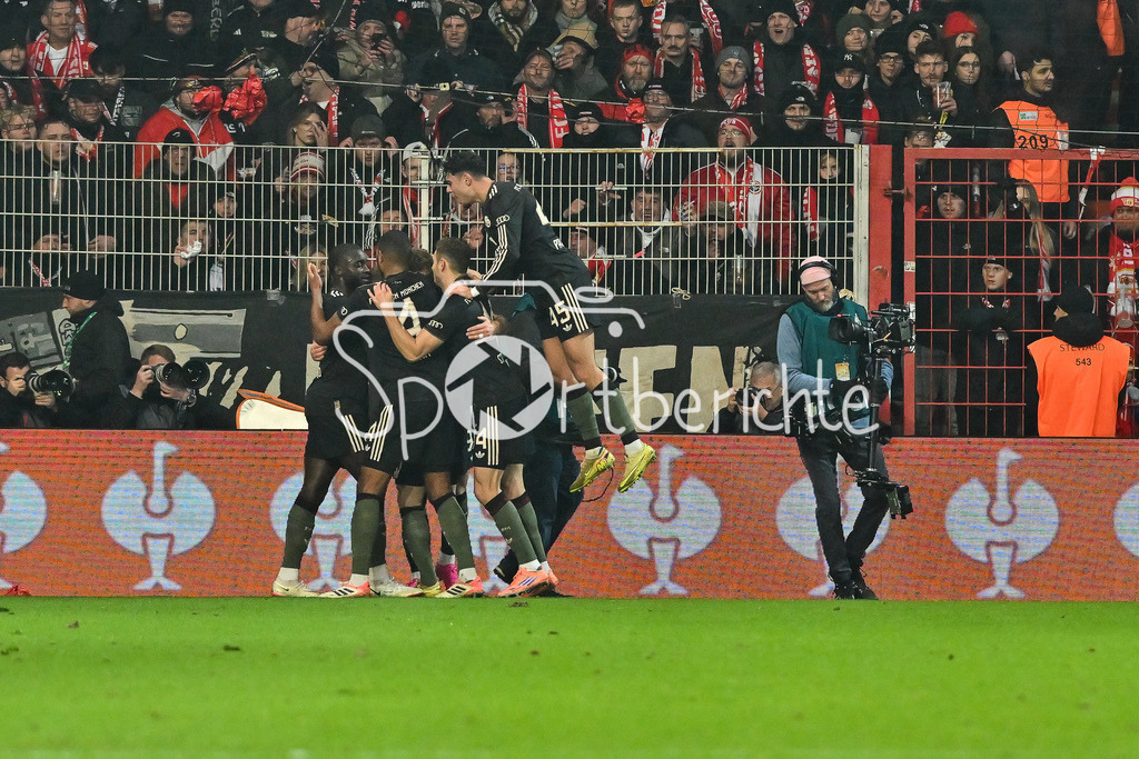 1. FC Union Berlin - FC Bayern München | BERLIN, GERMANY - 03. DECEMBER: Jubel der Gäste nach dem Treffer zum 0-2  durch Harry KANE (FC Bayern Munich 9) Tor / Torschuetze / Freude / Happy während dem Match zwischen dem 1. FC Union Berlin und dem FC Bayern München beim Achtelfinale des DFB-Pokales im Stadion an der alten Försterei