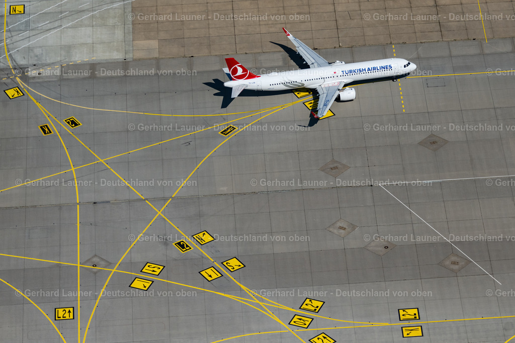 4047081 | STUTTGART 11.08.2021 Passagierflugzeug der Turkish Airlines beim Start und Steigflug über dem Flughafen in Stuttgart im Bundesland Baden-Württemberg, Deutschland. // Airliner - Passenger aircraft from Turkish Airlines at the start and climb over the airport in Stuttgart in the state Baden-Wuerttemberg, Germany. Foto: Gerhard Launer