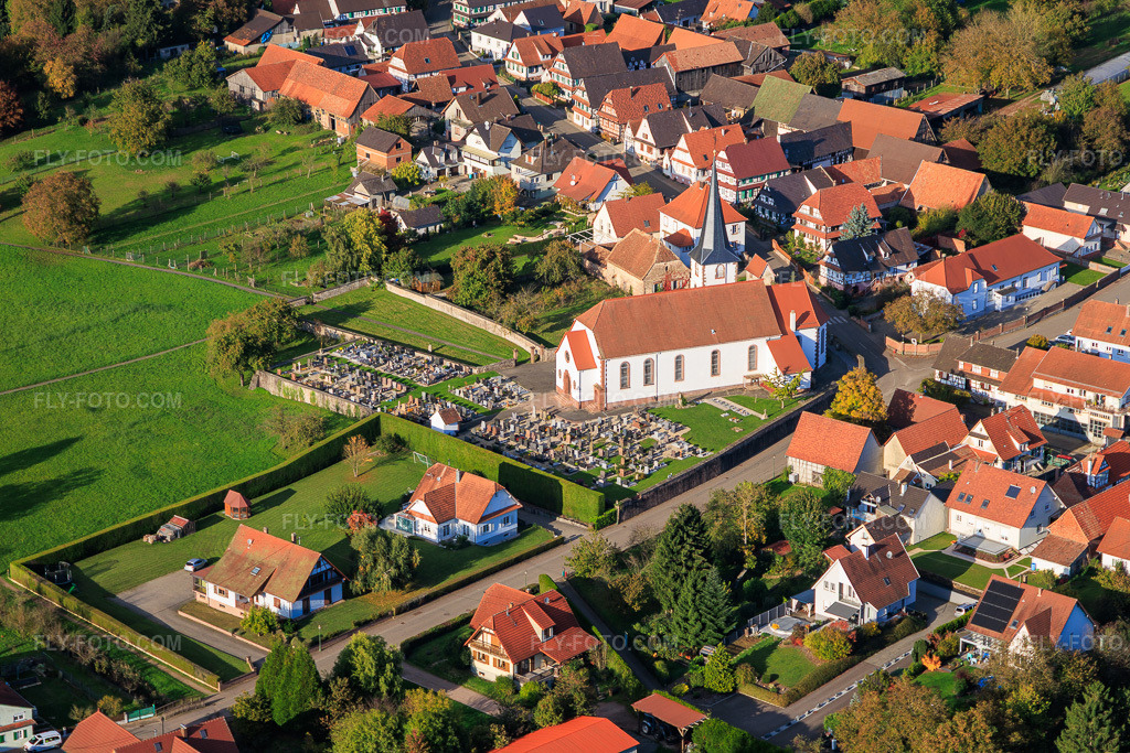 Aerial view: Church and cemetery in Seebach in the state Bas-Rhin, France.Photo: IMG_150130.jpg taken on 10/11/2025 by Werner Riehm/FLY-FOTO.comResolution of the original: 6000 x 4000 px