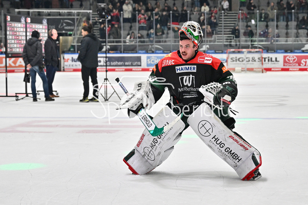 Augsburger Panther - Nürnberg Ice Tigers | die Spieler der Panther feiern zusammen mit ihren Fans den Heimsieg gegen Nuernberg / DEL: Augsburger Panther - Nuernberg Ice Tigers, Curt Frenzel Stadion am 03.01.2025 / Strauss MANN (Augsburger Panther #38) / Freisteller / Einzelfoto
