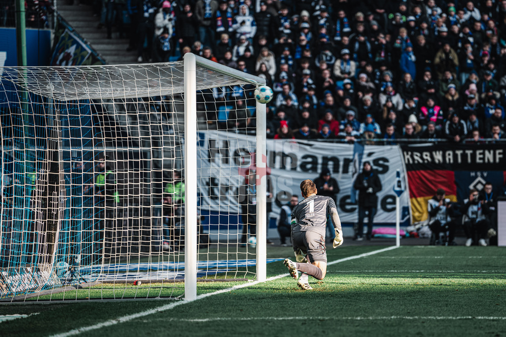 Fußball | Männer | Saison 2024/2025 | 2. Fußball-Bundesliga | 20. Spieltag | Hamburger SV vs. Hannover 96 | 02.02.2025 | Ron-Robert Zieler (#1, Hannover 96) schaut dem Freistoß von Jean-Luc Dompe (#7, HSV) hinterher