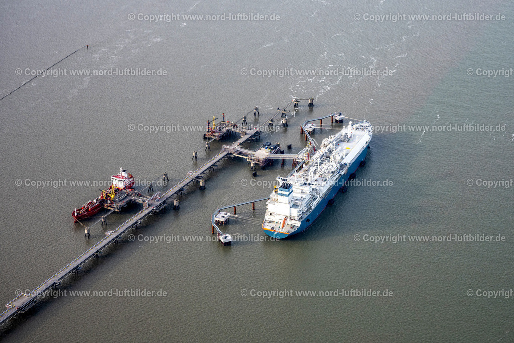 Wilhelmshaven_Höegh_Esperanza_LNG Speicher_und_Verdampfungsschiff_ELS_3665040223 | HOOKSIEL 04.02.2023 Wasserbrücke mit Leitungssystemen des LNG Erdgas und Flüssiggas- Terminal und Entladekai beim Entladen der " Höegh Esperanza " einem LNG-Speicher- und Verdampfungs-Schiff in Hooksiel im Bundesland Niedersachsen, Deutschland. Weiterführende Informationen bei: Höegh LNG AS,  Uniper Anlagenservice GmbH,  Uniper SE. // Water bridge with line systems of the LNG natural gas and liquid gas terminal and unloading dock when unloading the "Hoeegh Esperanza" an LNG storage and evaporation ship in Hooksiel in the state Lower Saxony, Germany. Further information at: Hoeegh LNG AS,  Uniper Anlagenservice GmbH,  Uniper SE. Foto: Martin Elsen
