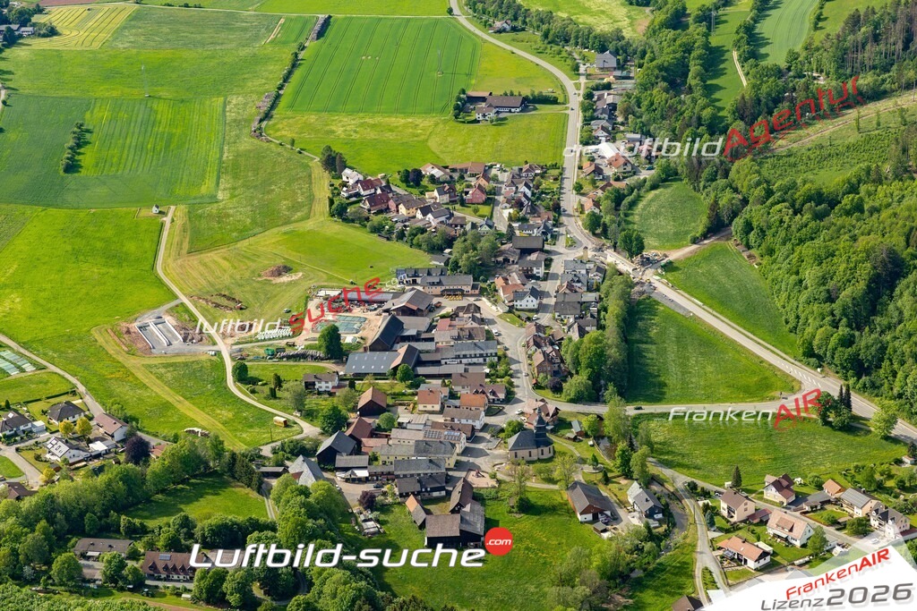 Die Luftaufnahme Welitsch - Pressig wurde 2022 vom Flugzeug aus (keine Drohne) erstellt. Hohe Auflösung -für große Poster und Wandbilder geeignet - Garantiert!