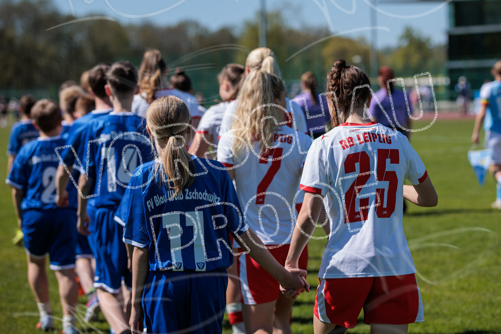 Gipfeltreffen der Frauen: Finale um den Sachsenlotto Landespokal 2026 | Am 1. Mai 2026 trafen im Endspiel des Sachsenlotto Landespokals die Frauen des Chemnitzer FC und die zweite Mannschaft von RasenBallsport Leipzig aufeinander. Vor stimmungsvoller Kulisse kämpften beide Teams ab 15:00 Uhr um die begehrte Trophäe des sächsischen Fußballs. Diese Galerie zeigt die Highlights, packende Zweikämpfe und die emotionalsten Momente des Finaltags. - Realisiert mit Pictrs.com