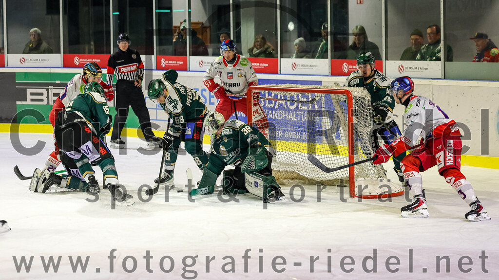 2026-01-18_106_TSV_Erding_gegen_Selber_Woelfe | Erding, Deutschland, 18.01.2026:Eishockey, Oberliga Süd 2025 / 2026, 38. Spieltag, TSV Erding gegen Selber Wölfe, Endergebnis: 2:3 n.V.Elias Maier (Erding Gladiators, #15), Paul Pfenninger (Erding Gladiators, #58), Torwart Leon Meder (Erding Gladiators, #39)Foto: Christian Riedel / fotografie-riedel.net