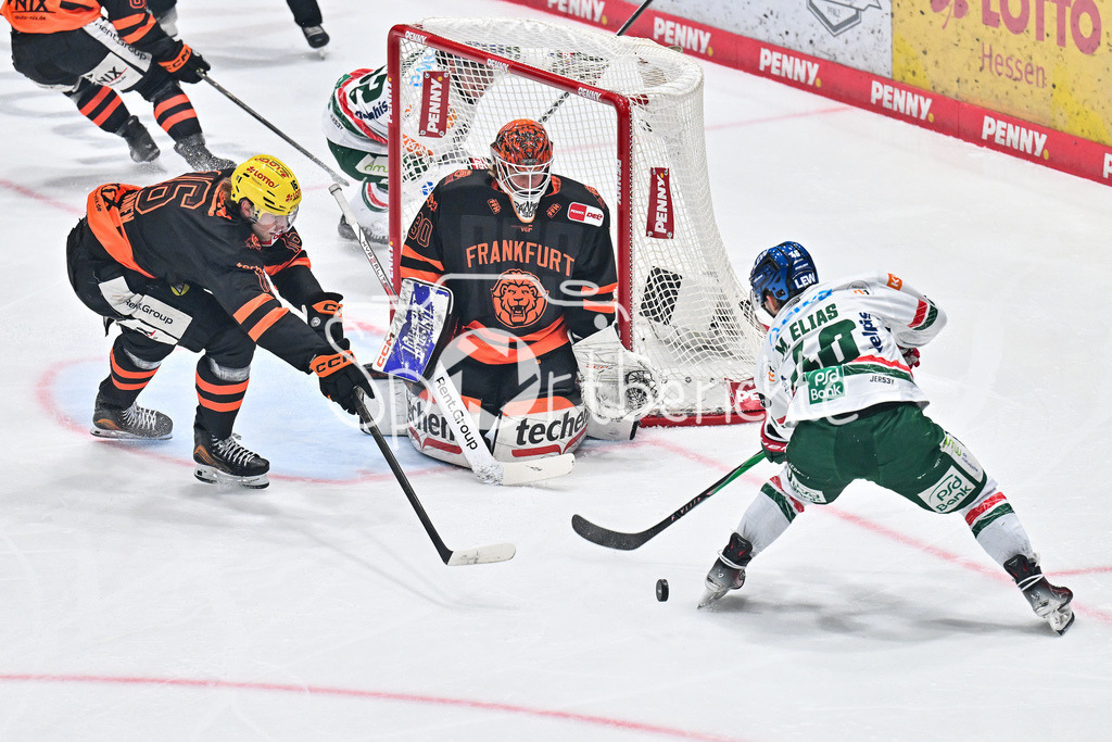 Löwen Frankfurt - Augsburger Panther | FRANKFURT, GERMANY - 19. DECEMBER: v. l. Tommy PASANEN (Löwen Frankfurt 16), Mirko PANTKOWSKI (Löwen Frankfurt 30) und Moritz ELIAS (Augsburger Panther 46) während dem Match zwischen den Löwen Frankfurt und den Augsburger Panthern am 29. Spieltag der Penny DEL in der Eissporthalle Frankfurt