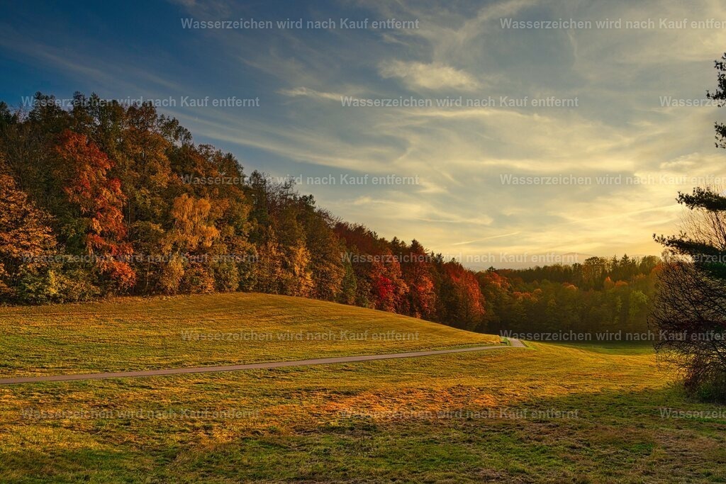 Herrnhut - Blick zum Hengstberg | Herrnhut ist eine Stadt im sächsischen Landkreis Görlitz in der Oberlausitz. Zentral zwischen den Städten Löbau und Zittau gelegen, ist sie als Gründungsort der Herrnhuter Brüdergemeine, durch die Produktion der Herrnhuter Sterne und internationale Missionsarbeit bekannt. - Realisiert mit Pictrs.com