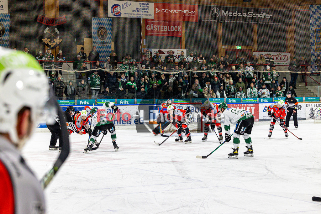 TSV Peißenberg Miners vs TSV Erding Gladiators | Eishockey Bayernliga 2023/2024, TSV Peißenberg Miners vs TSV Erding Gladiators, 20240107,
Viele Erdinger Fans,
2024-01-07 in Peißenberg (Eisstadion)

Copyright: WolfgangxLindner