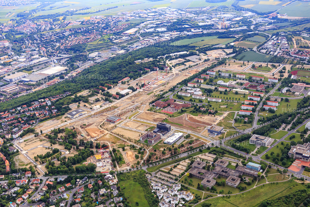 Luftbild: Erschliessung des Uni-Campus Nord Am Galgenberg mit Studentenwohnheim Landsteinerstraße 3 und Philosophische Fakultät der Julius-Maximilians-Universität Würzburg im Ortsteil Frauenland in Würzburg im Bundesland Bayern in Deutschland.Foto: IMG_089811.jpg vom 11.06.2016 durch Werner Riehm/FLY-FOTO.deWWW.STUDENTENWERK-WUERZBURG.DEWWW.PHIL.UNI-WUERZBURG.DE
