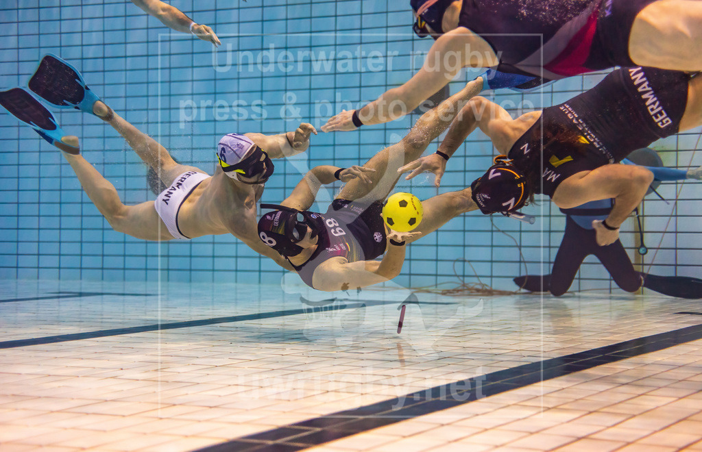 Deutsche Meisterschaft 2023 - Vorrunde Bamberg / Krefeld | Hannes Treiber vom Tauchclub Bamberg (weiß) gegen den DUC Krefeld (blau) - Realisiert mit Pictrs.com