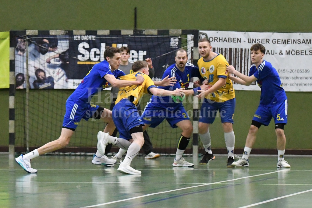 SSG Metten : MTV Pfaffenhofen | Schwerstarbeit für die Mettener Defensive: v.l: Patrick Sigl (SSG Metten #99); Karel Kveton (SSG Metten #2); Philipp Gäck (SSG Metten #5)  - Realisiert mit Pictrs.com