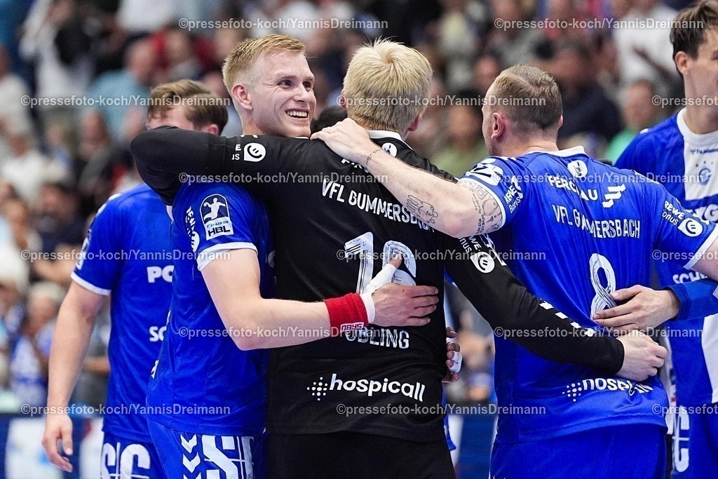 xYDR28052501053 | 28.05.2025, xydrx, Handball, 1.HBL, VFL Gummersbach - FRISCH AUF! Goeppingen, Schwalbe-Arena: Ellidi Snaer Vidarsson (VFL Gummersbach #4) freut sich über den Sieg zusammen mit Bertram Obling (VFL Gummersbach #16) und Lukas Blohme (VFL Gummersbach #8)