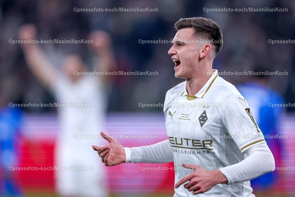 BMG07022601028 | 07.02.2026, Fußball, Borussia Mönchengladbach - Bayer 04 Leverkusen, 1. Fußball Bundesliga, 21.Spieltag, Borussia-Park, Saison 2025 2026: Torjubel nach dem Tor zum 1:0 durch Torschütze Yannik Engelhardt&nbsp;(Borussia Mönchengladbach #06)    DFB regulations prohibit any use of photographs as image sequences and or quasi-video.