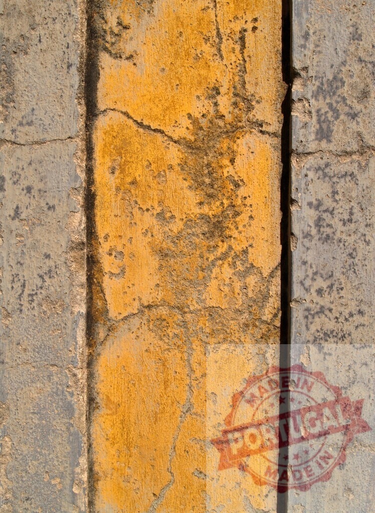 Weathered yellow paint on cracked concrete wall | Cracked concrete wall with faded yellow paint texture - Realisiert mit Pictrs.com
