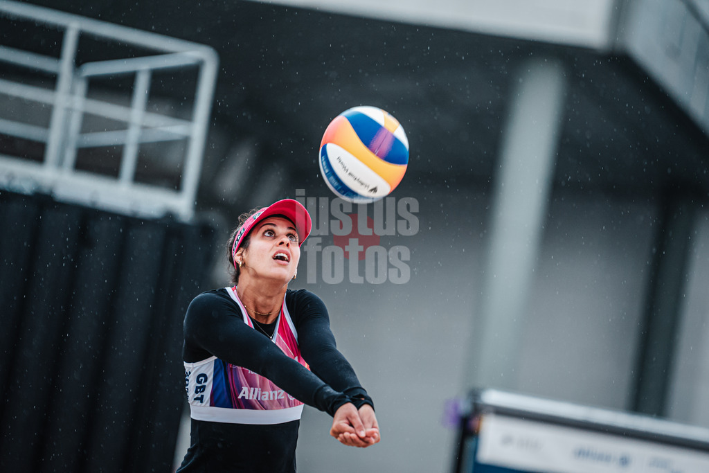 Beachvolleyball | Frauen | German Beach Tour 2024 | Tourstop Bremen | 08.06.2024 | Andressa Cavalcanti Ramalho (BRA) spielt den Ball