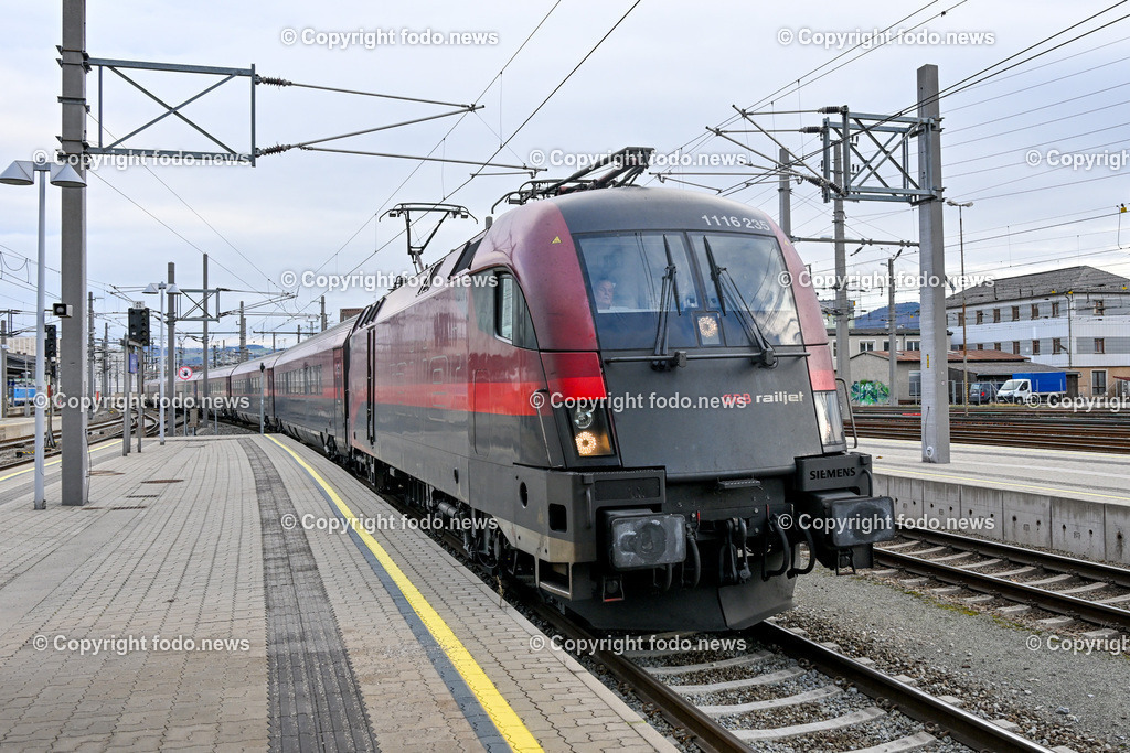 Hauptbahnhof Linz_ Bahnhofshalle_ Bahnsteig_ 26.12.2023-17 | 26.12.2023, Hauptbahnhof Linz, AUT, Bahnhofshalle und Bahnsteig, im Bild Bahnhofshalle, Bahnsteig, Zug, Fahrgaeste, Ticket, Ticketautomat, OEBB, Reisende, Gepaeck, Railjet, Westbahn, ICE, DB, Schild, Anzeigetafel, Linz