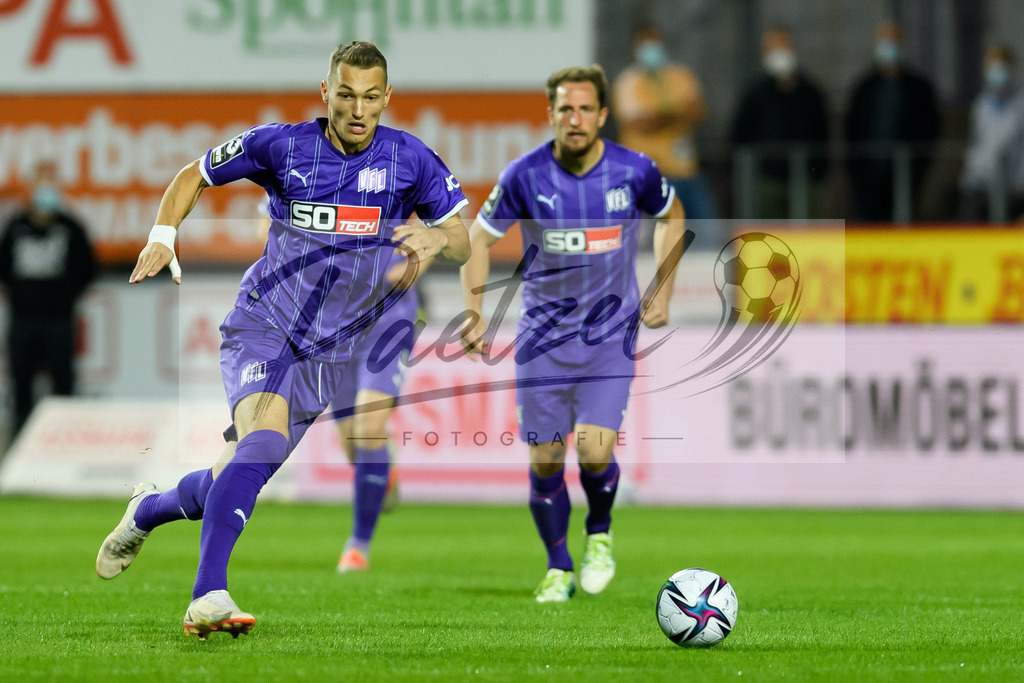 OSNVKO2021090620210906_144 | Fussball, Herren: Sven Koehler (VfL Osnabrueck) in Aktion, am Ball, Einzelaktion beim Spiel der 3. Liga zwischen VfL Osnabrueck und FC Viktoria Koeln im Stadion an der Bremer Bruecke am 06.09.2021 in Osnabrueck, Deutschland.DFB / DFL REGULATIONS PROHIBIT ANY USE OF PHOTOGRAPHS AS IMAGE SEQUENCES AND/OR QUASI-VIDEO. - Realisiert mit Pictrs.com
