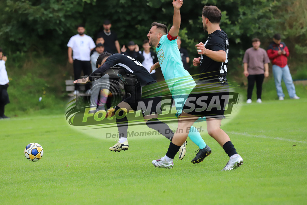 International Bünde - TSV Löhne | Auf dem Bild zu sehen: türkis International Bünde: Oguz Güler ; schwarz TSV Löhne v.l.: Gökhan Kaya, Berat KücükInternational Bünde, TSV Löhne, Saison 25/26, Kreispokal, Muckum, Deutschland - Realisiert mit Pictrs.com