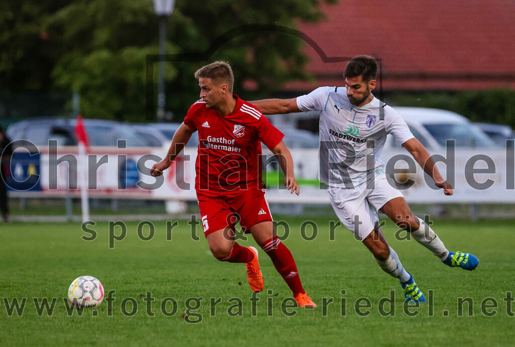2023-08-01_012_FC_Finsing_gegen_SpVgg_Altenerding | Finsing, Deutschland, 01.08.2023:
Fußball, TOTO Pokal 2023 / 2024, 1. Spieltag, FC Finsing gegen SpVgg Altenerding, Endergebnis: 0:5

Stefan Jell (FC Finsing, #5), Julian Schaumaier (SpVgg Altenerding, #14)

Foto: Christian Riedel / fotografie-riedel.net