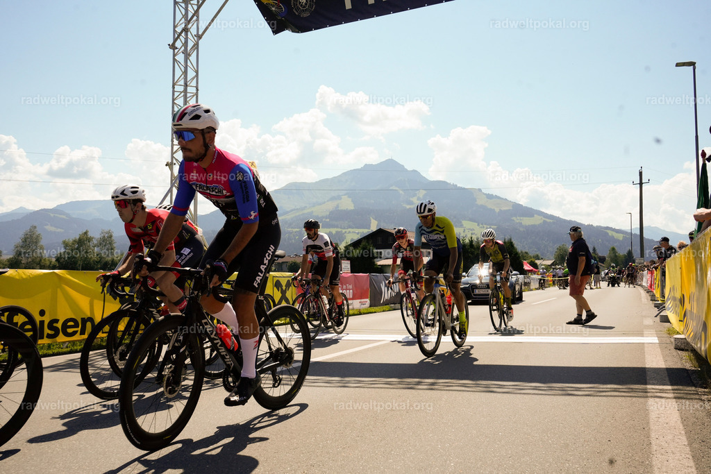 141_20230817_Bewerb_Maenner_Muehlanger | AUT - OESTERREICH, 2023-08-16: SPORT RENNRAD-FAHREN - 55. INTERNATIONALER RADWELTPOKAL IN ST. JOHANN IN TIROL  - Vintage-Radrennen mit WM-Bronze-Medaillen-Siegerin Christina Schweinberger, den Teilnehmer und Alexander Baumann (vom Orginastions-Team) - TAG 2 BEWERB MAENNER IN SECHS GRUPPEN  ; Foto: Roland Muehlanger