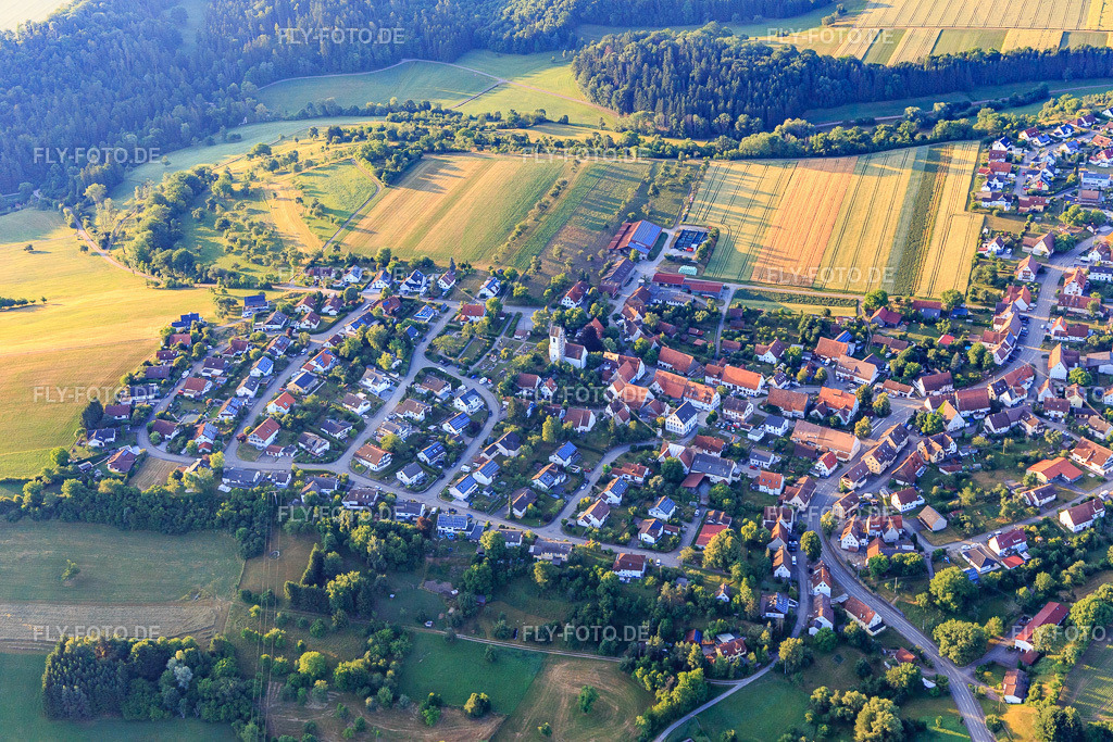 Ortsansicht aus Nordwesten | Luftbild: Ortsansicht aus Nordwesten im Ortsteil Isingen in Rosenfeld im Bundesland Baden-Württemberg in Deutschland. Foto: IMG_148837.jpg vom 28.06.2025 durch Werner Riehm/FLY-FOTO.de - Realisiert mit Pictrs.com