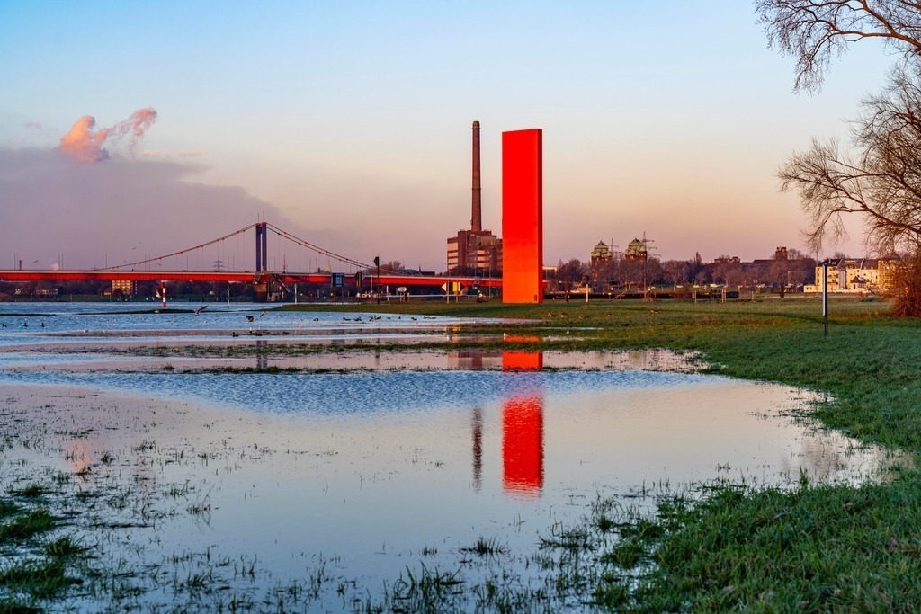 JT-230119 | Rheinhochwasser, Duisburg-Kaßlerfeld, Überschwemmungen,  hinten die Friedrich-Ebert-Rheinbrücke, Skulptur Rheinorange an der Ruhrmündung, Duisburg, NRW, Deutschland - Realisiert mit Pictrs.com