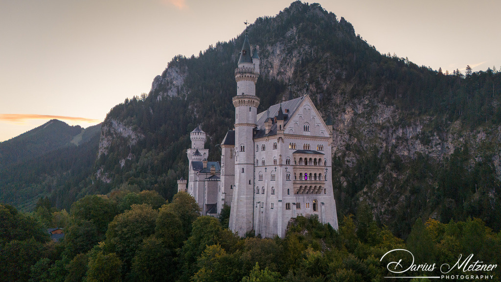 Das Schloss Neuschwanstein | Das Schloss Neuschwanstein steht oberhalb von Hohenschwangau bei Füssen im südöstlichen bayerischen Allgäu