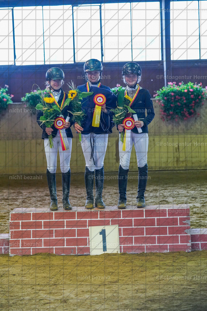 20221002-FAH09616 | Obberbayerische Meisterschaften Vielseitigkeit 2022, Schwäbische Meisterschaften Vielseitigkeit 2022, Mertingen, Schwaben, Bayern, Geländeturnier, Buschreiter, Turnierfotografen Bayern, Fotoagentur Herrmann,  Bayerische Meisterschaften VS Jun. / JR / Pony:, Turnierbilder, Pferdebilder, Turnierfotos, Pferdesortfotografie, Reitsportfotograf, Pferdeshooting